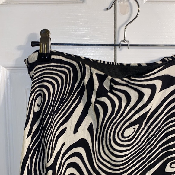 Geo Midi Skirt with Slit - Picture 6 of 7